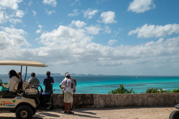 Auf der Insel fährt man mit Golfcart.