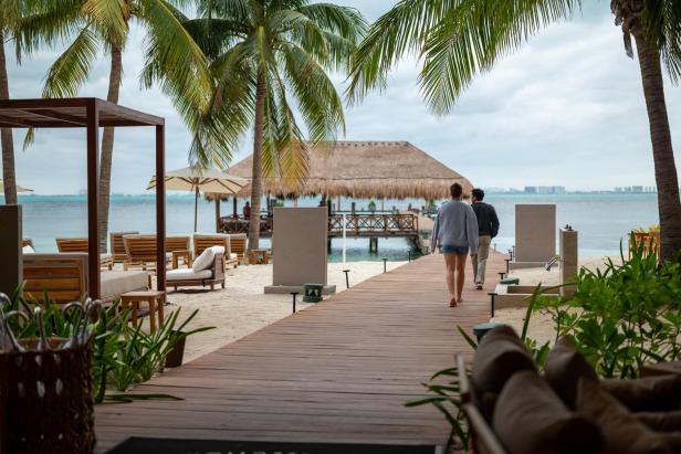 Almare Steg zur Yoga-Plattform am Meer