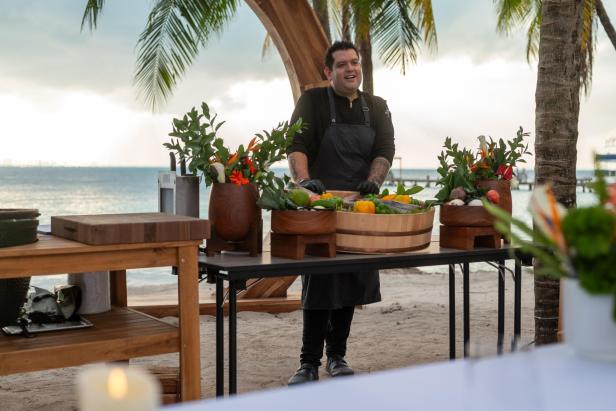 Zubereitung des Fischgerichts Tikin Xic am Strand vom Chefkoch
