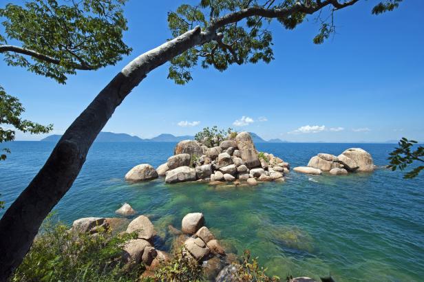 Der Malawisee View over rocky shore from Mumbo Island, Lake Malawi, Malawi, Africa