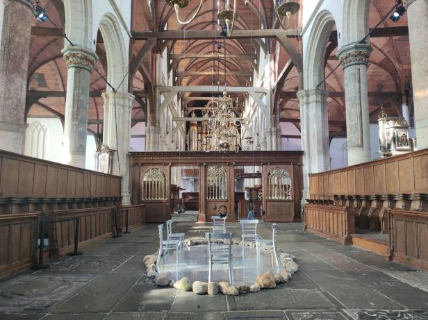 Die „Oude Kerk“, das älteste erhaltene Gebäude Amsterdams.