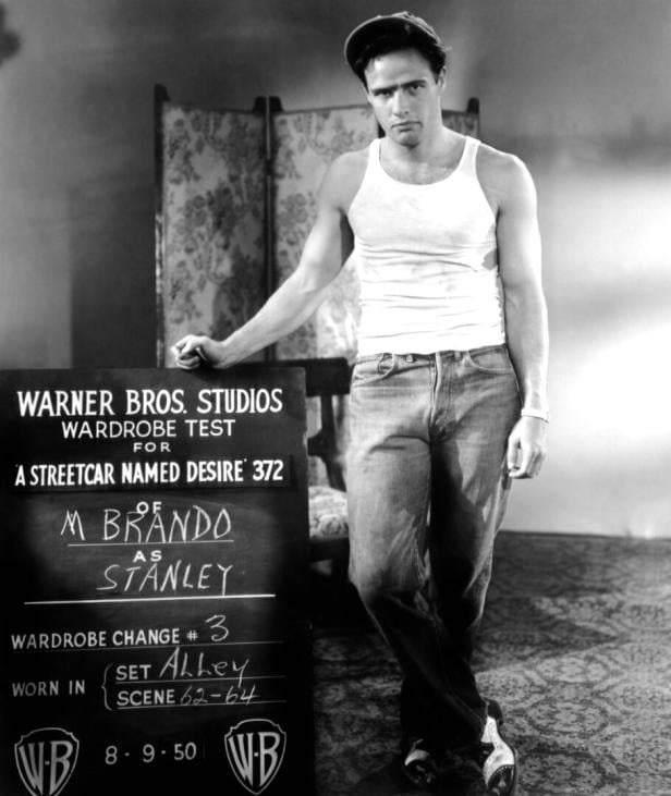 A STREETCAR NAMED DESIRE, Marlon Brando, 1951. Courtesy Everett Collection !ACHTUNG AUFNAHMEDATUM GESCHÄTZT! PUBLICATION Marlon Brando am Filmset. Mit Schiebermütze, Jeans und Unterhemd.