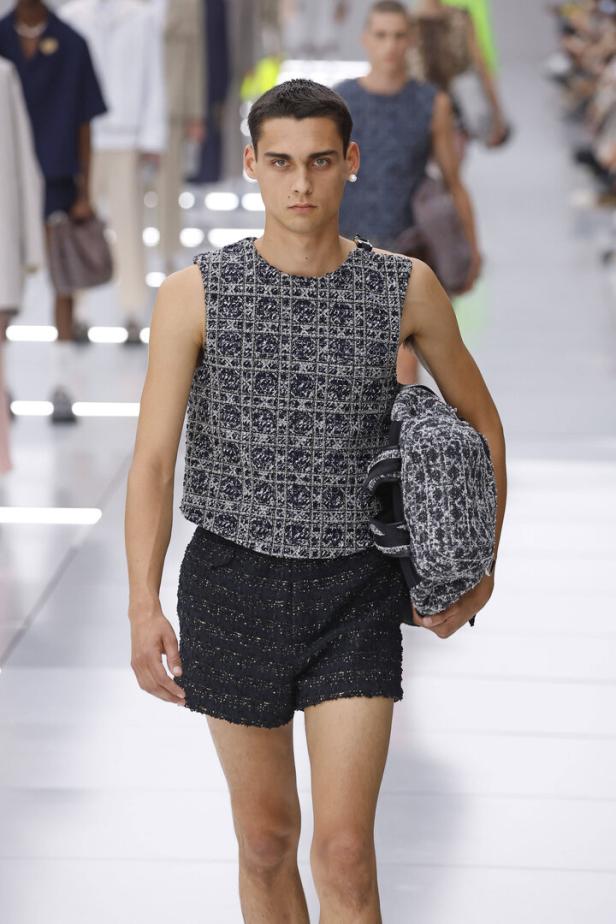 DIOR HOMME Menswear spring summer 2024 PARIS 23 June 2023 DIOR HOMME Menswear spring summer 2024 PARIS 23 June 2023, Cre Ein Model mit gestricktem Tanktop und gestrickter Short am Laufsteg. Der junge Mann blickt ernst drein.