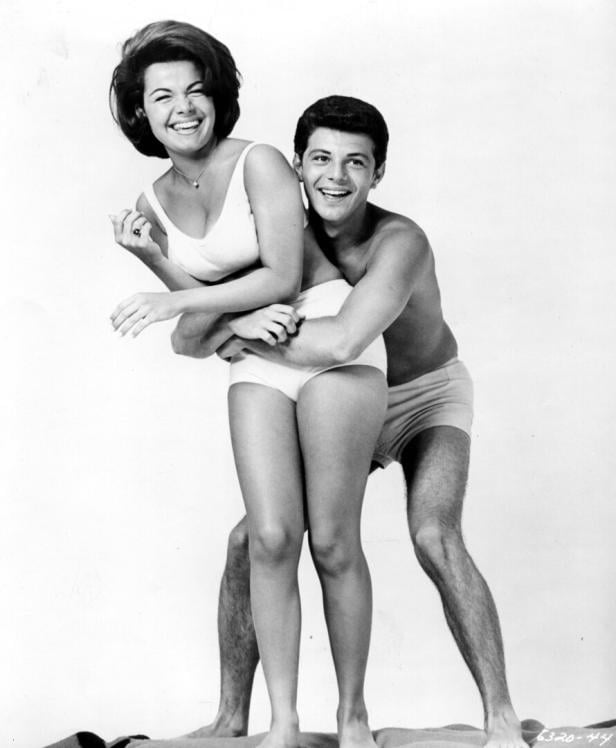 Im Film "Beach Party" (li.) aus dem Jahr 1963 hatte der Bikini einen großen Auftritt. BEACH PARTY US 1963 BEACH PARTY US 1963 ANNETTE FUNICELLO, FRANKIE AVALON Date: 1963. Strictly editorial use only in con