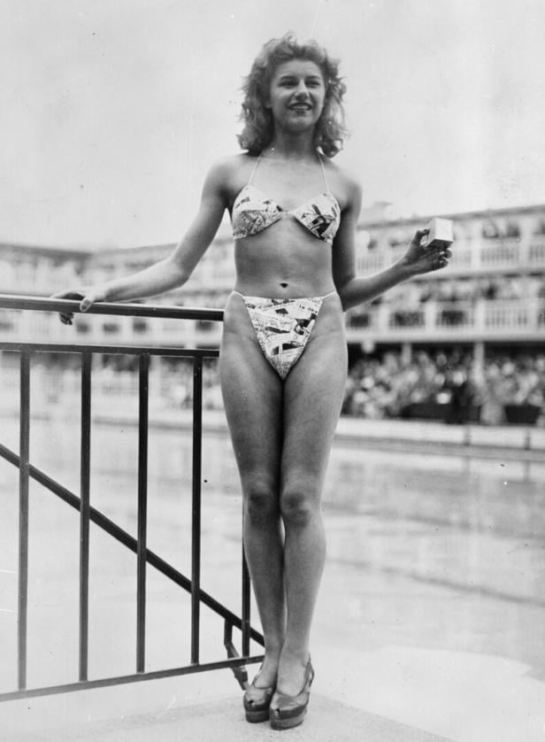 Skandalös: Tänzerin Bernardini führte in Paris den ersten Bikini vor. First Bikini?