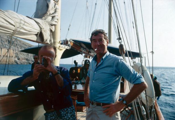Aarons mit Begleitung am Schiff