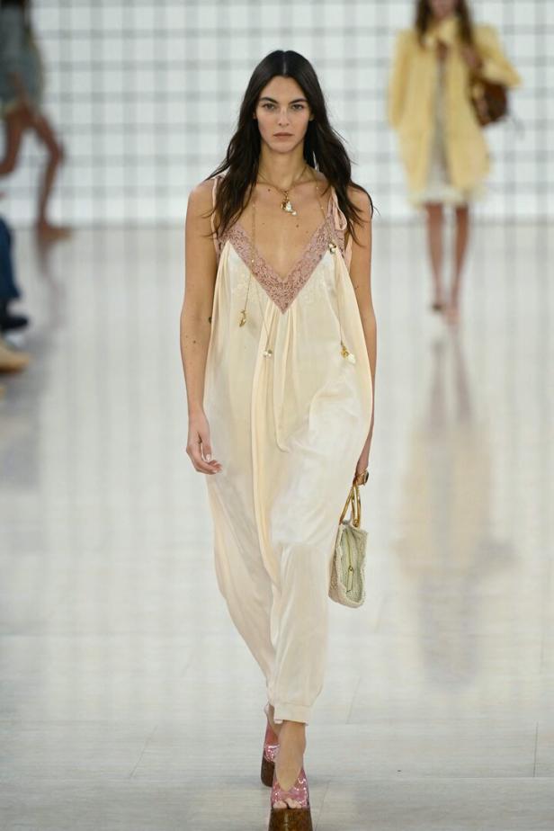 Diese Nachthemden von Chloé lassen sich mit Sandalen und Schmuck kombinieren. FASHION-FRANCE-WOMEN-CHLOE