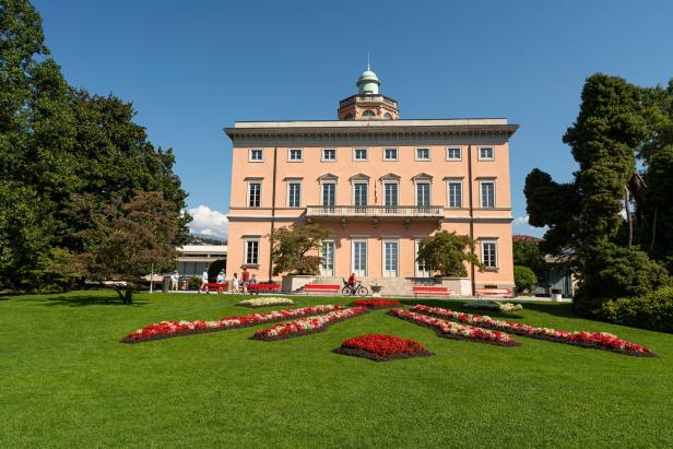 Das Forum der Villa Erba in Cernobbio mit einem farbenfrohen Blumengarten im Vordergrund.