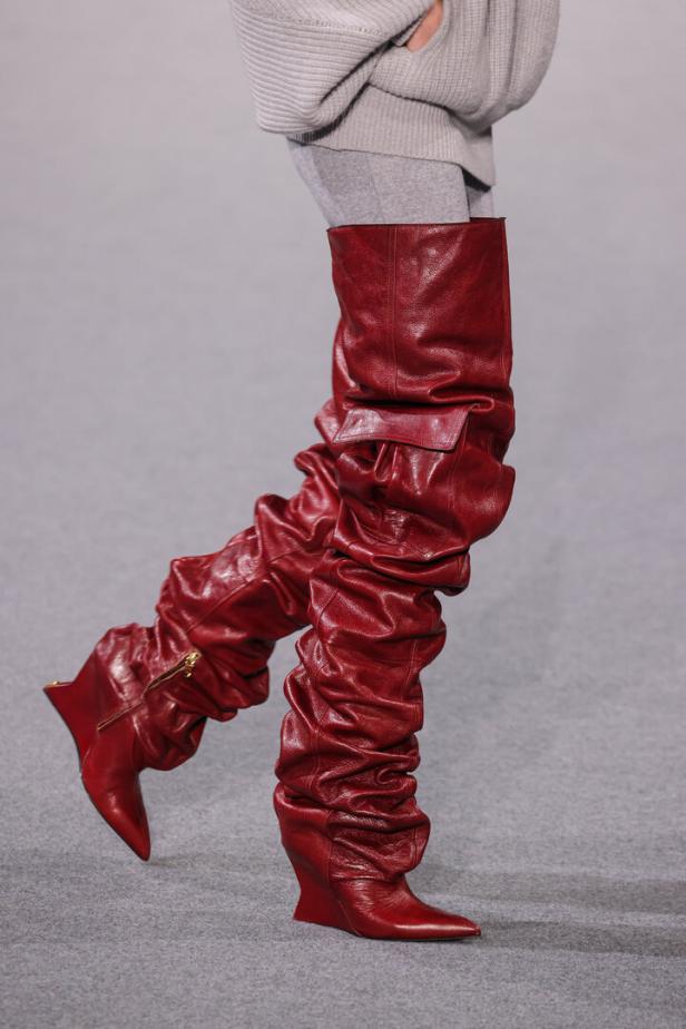 Balmain: Runway - Paris Fashion Week - Womenswear Fall/Winter 2025-2026