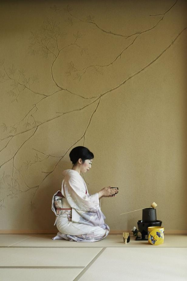 Eine Frau im Kimono bereitet Matcha-Tee im Aman Kyoto, Japan, zu.