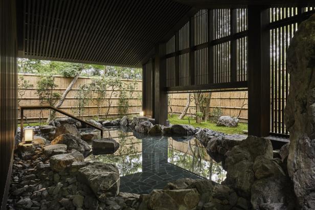 Das Aman Spa in Kyoto, Japan, verfügt über ein Onsen im Freien.