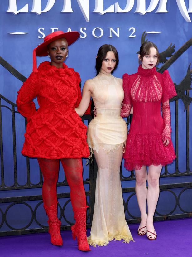 Wednesday Premiere Staffel 2, Teil 1, v.l.n.r.: Joy Sunday, Jenna Ortega und Emma Myers Wednesday Premiere Staffel 2, Teil 1: v.l.n.r.: Joy Sunday, Jenna Ortega und Emma Myers