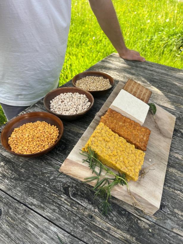 Tofu und Tempeh aus der eigenen Produktion Tofu und Tempeh aus der eigenen Produktion.