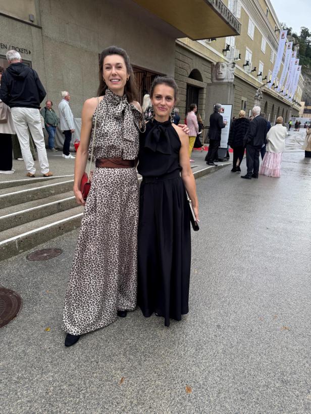 Raffaela Schaidreiter in einem Leoparden-Kleid bei den Salzburger Festspielen.