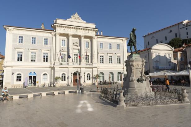 Tartiniplatz mit Rathaus in Piran