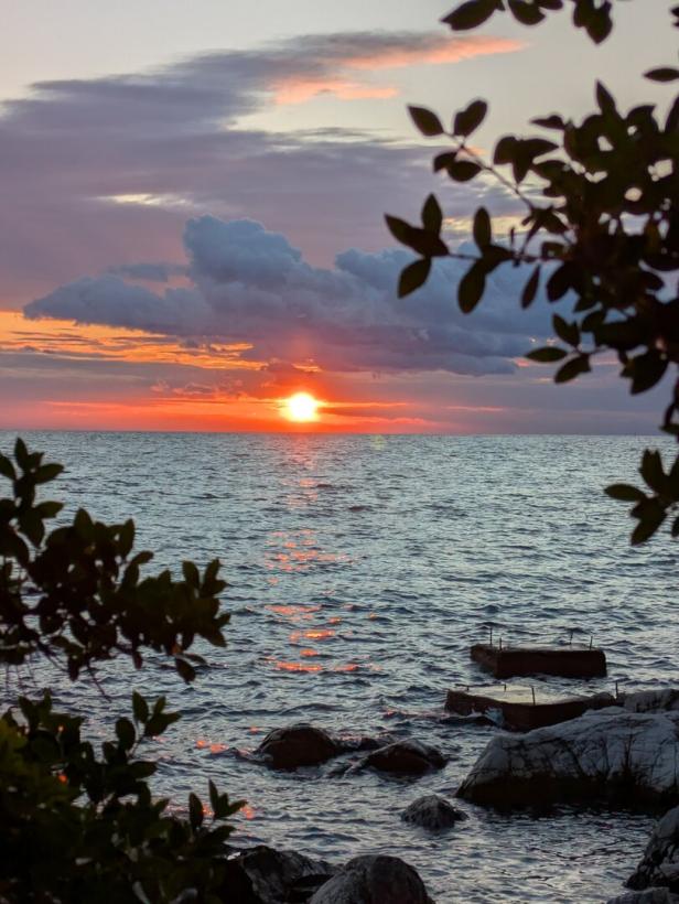 Sonnenuntergang über dem Meer in Kroatien