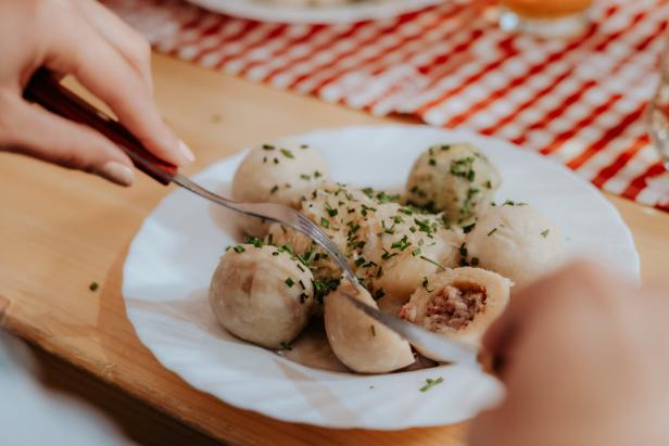 Kleine Knödel auf einem Teller - mit Sauerkraut