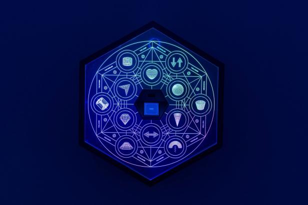Hier zeigt ein Gerät wie bei einer Horoskop-Erstellung bestimmte "digitale Sternzeichen" an