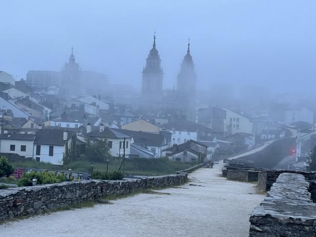 Der Nebel über der Stadt Lugo am Morgen, Kirchtürme und Häuser im Nebel