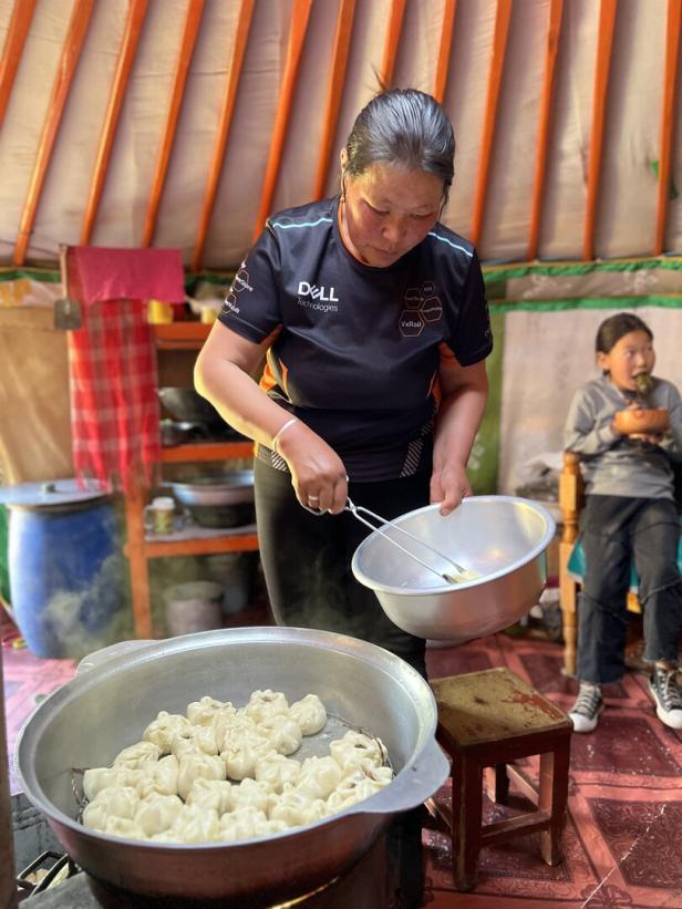 Nomadin beim Kochen von Teigtaschen