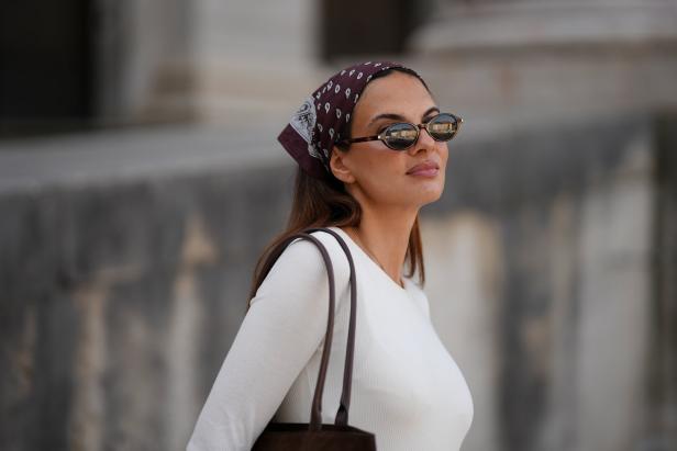 Influencerin Anna Winter träg ein klassisches Bandana - ein Baumwolltuch mit Paisleymuster bedruckt.  Baumwolle und mit 