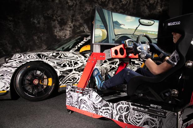Ein junger Mann fährt einen Rennsimulator
