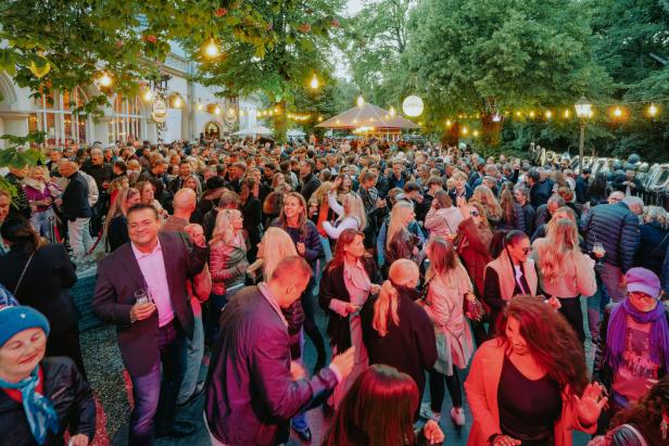 Tanzende Menschen bei Open Air Event in Berlin