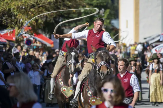 Schnalzer auf Pferd beim Albabtriebsfest Krimml