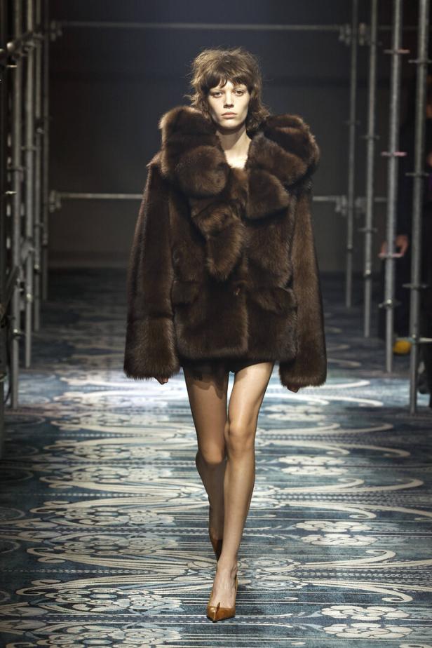 Ein Model präsentiert einen braunen Pelzmantel von Prada auf dem Laufsteg in Mailand, Februar 2025.