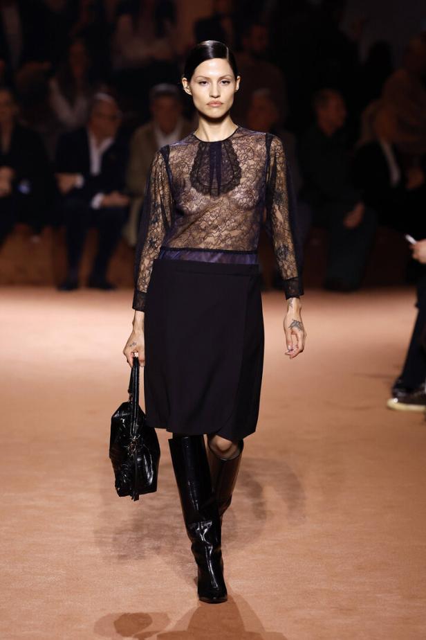 Ein Model präsentiert ein Outfit von Fendi Herbst/Winter 2025/26 in Mailand.