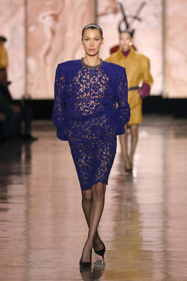 Bella Hadid präsentiert ein blaues Spitzenkleid bei der Saint Laurent Herbst/Winter Kollektion 2025-2026 in Paris.