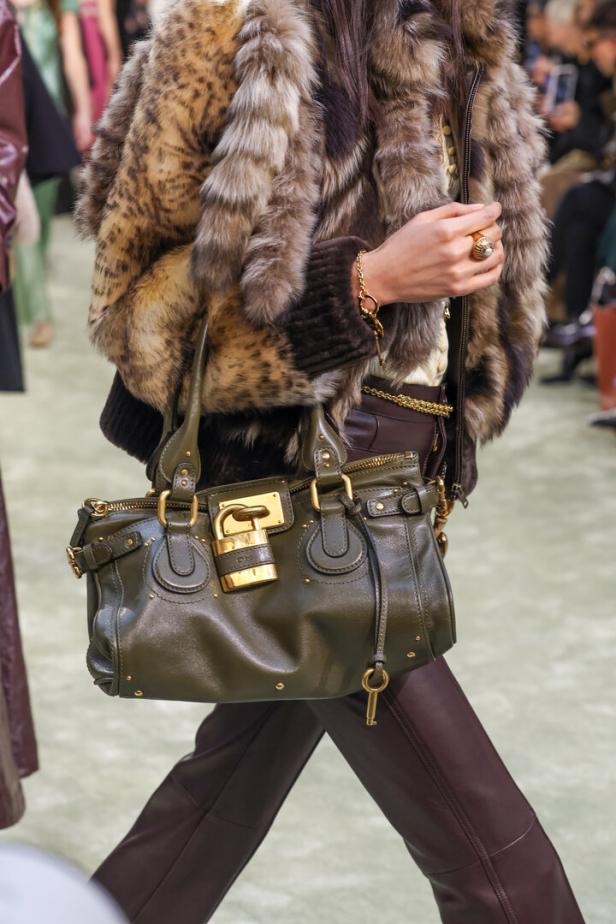 Ein Model mit einer Chloé-Handtasche auf dem Laufsteg der Pariser Fashion Week Herbst/Winter 2025-2026.
