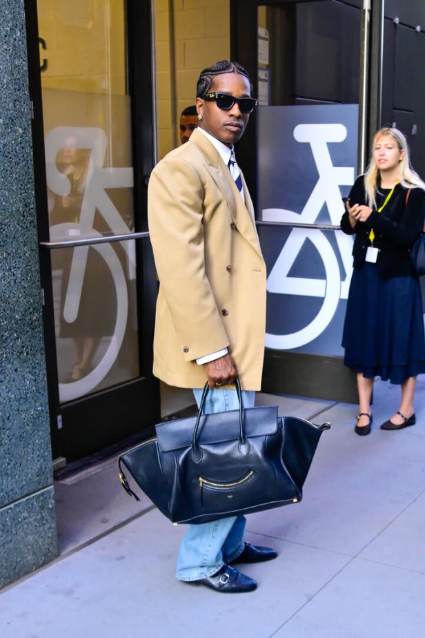 A$AP Rocky in einem beigen Blazer und Jeans in New York City.