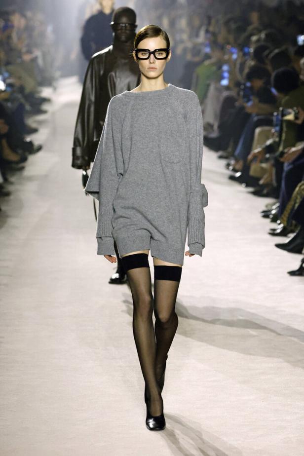 Ein Model präsentiert ein Outfit von Victoria Beckham Herbst/Winter 2025/26 in Paris.