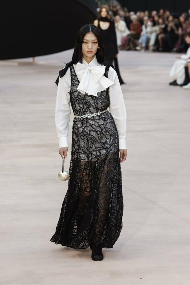 Ein Model auf dem CHANEL-Laufsteg der Herbst-Winter-Kollektion 2025 während der Pariser Fashion Week.
