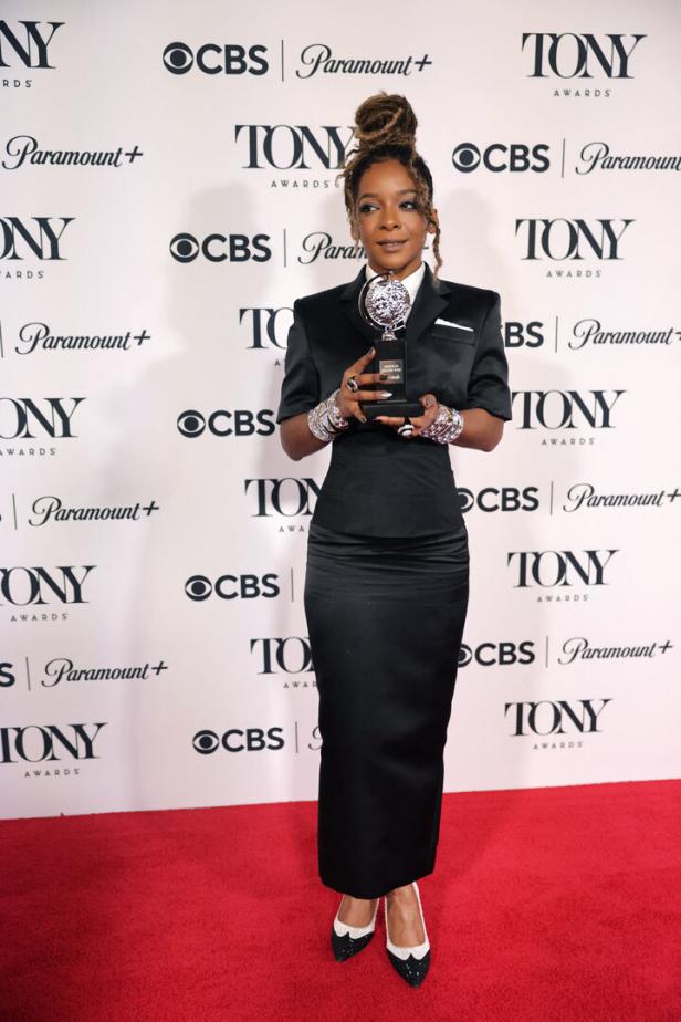 Schauspielerin Kara Young hält bei den Tony Awards 2025 ihre Trophäe am Red Carpet in der Hand