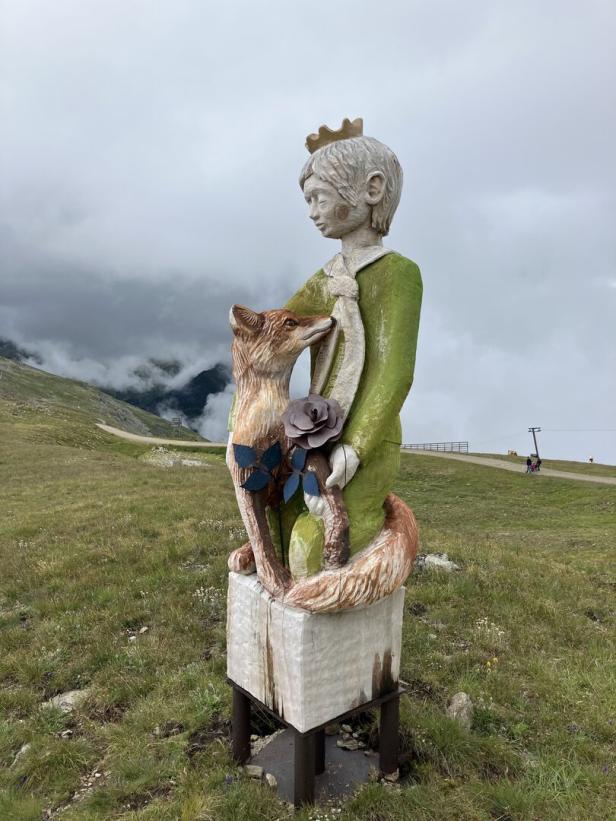 Der Kunstweg führt vom Schönjoch über den Grat bis zur Bergstation der Schöngampbahn.
