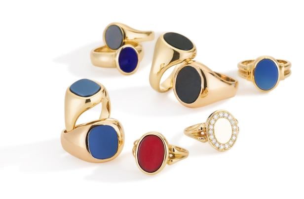 Handgefertigte Siegelringe in Gelbgold und Rotgold, jeweils mit Lagenstein, von Juwelier Halder in Wien