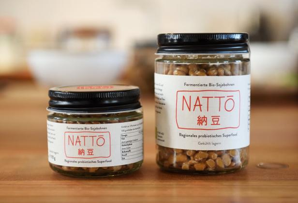 Zwei Einweggläser voller Natto aus Österreich 