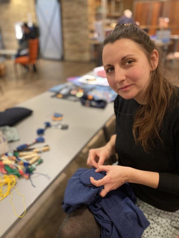 Alina Saavedra Santis flickt Löcher im Stoff in ihrem Atelier.