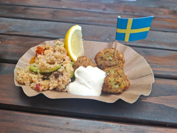 Falafel (im Vordergrund) mit Couscous, Gemüse und Aioli