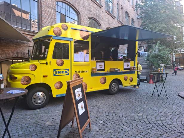 Ein gelber Foodtruck, gebrandet mit dem Ikea-Logo im Wiener WUK