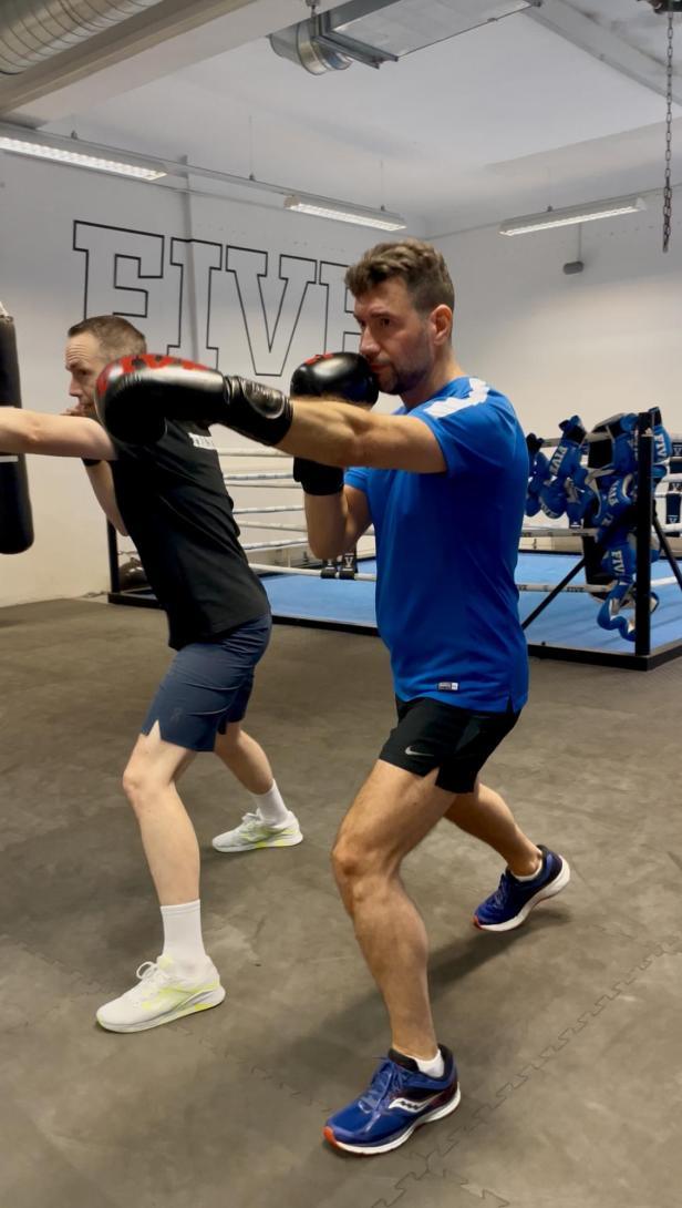 Redakteur Alexander Kern beim Boxtraining