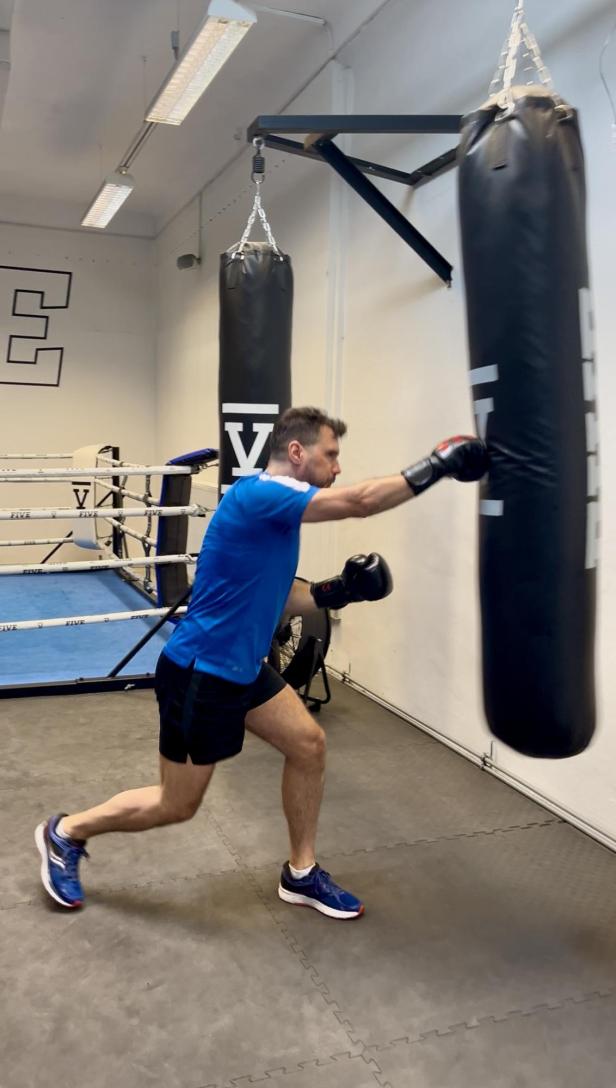 Redakteur Alexander Kern beim Boxtraining