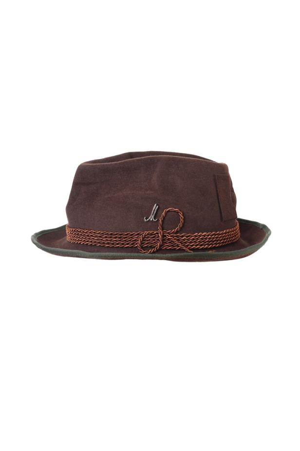 Ein brauner Trachtenhut mit Kordel und einem silbernen „M“.