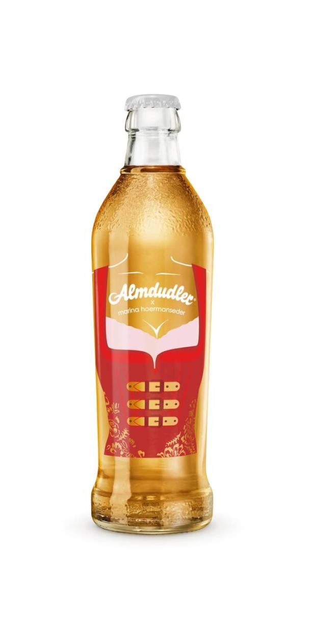 Eine Flasche Almdudler-Limonade in einer Sonderedition von Marina Hoermanseder.