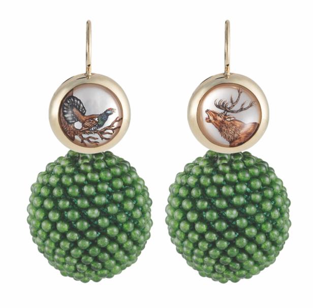 Zwei Ohrringe mit einem Auerhahn und einem Hirsch als Motiv und grünen Kugeln.