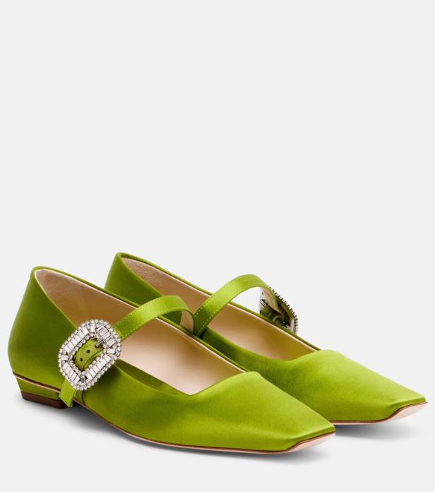Ein Paar grüne Mary-Jane-Schuhe mit Strass-Schnallen.