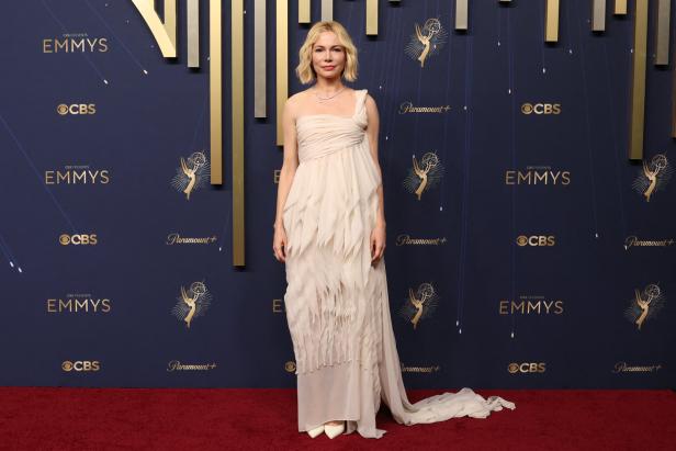 Michelle Williams posierte im Vintage-Kleid aus Seide von Chanel.
