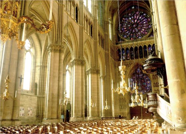 Innenraum der Kathedrale mit vielen Säulen und einem Rosettenfenster. Innenraum der Kathedrale mit vielen Säulen und einem Rosettenfenster.